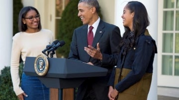 Barack Obama junto a sus hijas Sasha y Malia