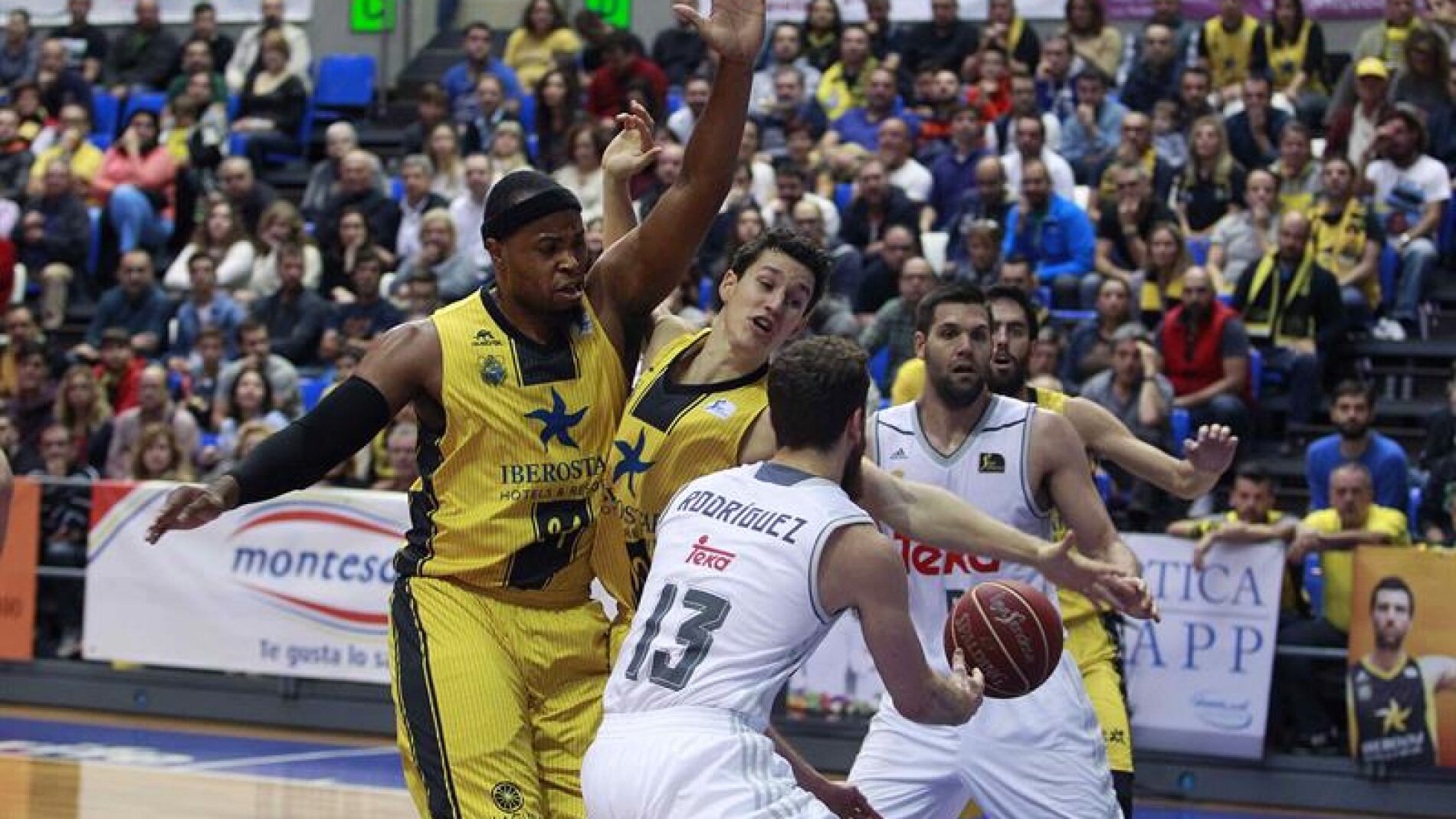 Sergio Rodr&iacute;guez intenta pasar el bal&oacute;n a Felipe Reyes en el poste bajo