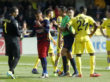 El árbitro señala un penalti injusto para el Barça contra el Villarreal El árbitro señala un penalti injusto para el Barça contra el Villarreal