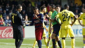 El árbitro señala un penalti injusto para el Barça contra el Villarreal