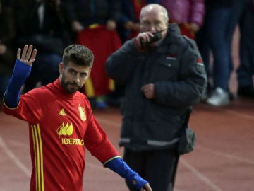 Piqué saludando a los aficionados de la selección