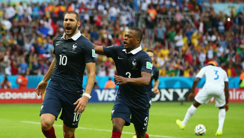 Benzema y Evra celebran un gol con la selección francesa