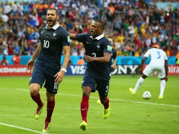 Benzema y Evra celebran un gol con la selección francesa