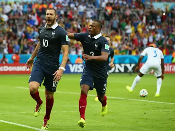 Benzema y Evra celebran un gol con la selección francesa Benzema y Evra celebran un gol con la selección francesa