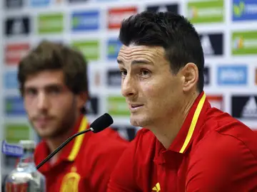 Aduriz atiende a los medios junto a Sergi Aduriz atiende a los medios junto a Sergi