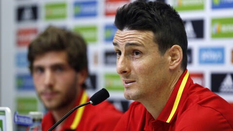 Aduriz atiende a los medios junto a Sergi 