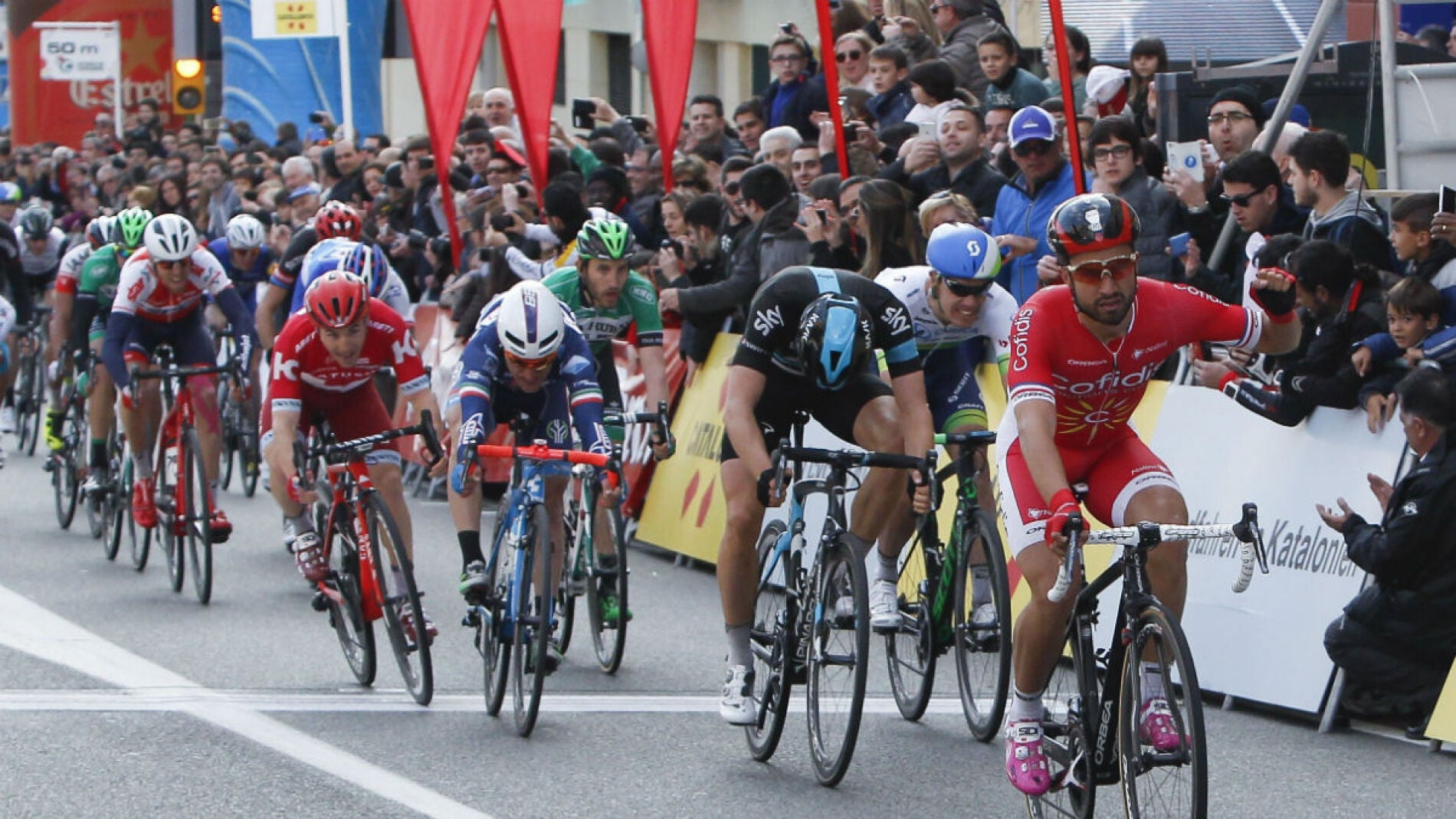 Nacer Bouhanni celebra su triunfo en Calella