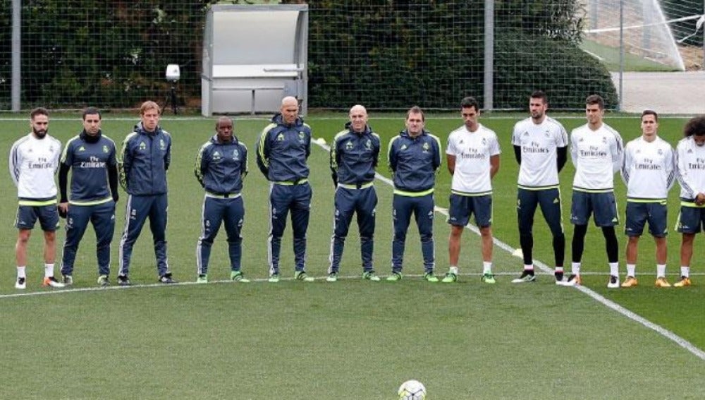 La plantilla del Real Madrid guardando un minuto de silencio