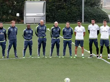 La plantilla del Real Madrid guardando un minuto de silencio La plantilla del Real Madrid guardando un minuto de silencio