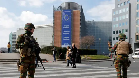 Edificio de la Comisión Europea Soldados belgas vigilan el edificio de la Comisión Europea