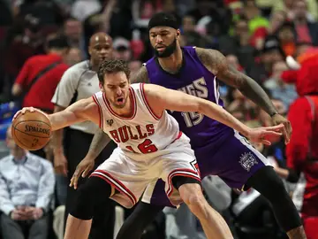 Pau Gasol ante de DeMarcus Cousins Pau Gasol ante de DeMarcus Cousins