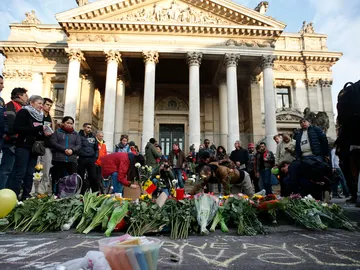 Cientos de personas salen a las calles de Bruselas para mostrar su solidaridad con las víctimas del atentado Cientos de personas salen a las calles de Bruselas para mostrar su solidaridad con las víctimas del atentado