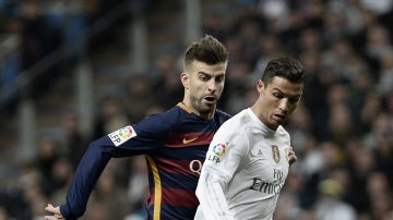 Piqué y Cristiano disputan por el balón en el Bernabéu