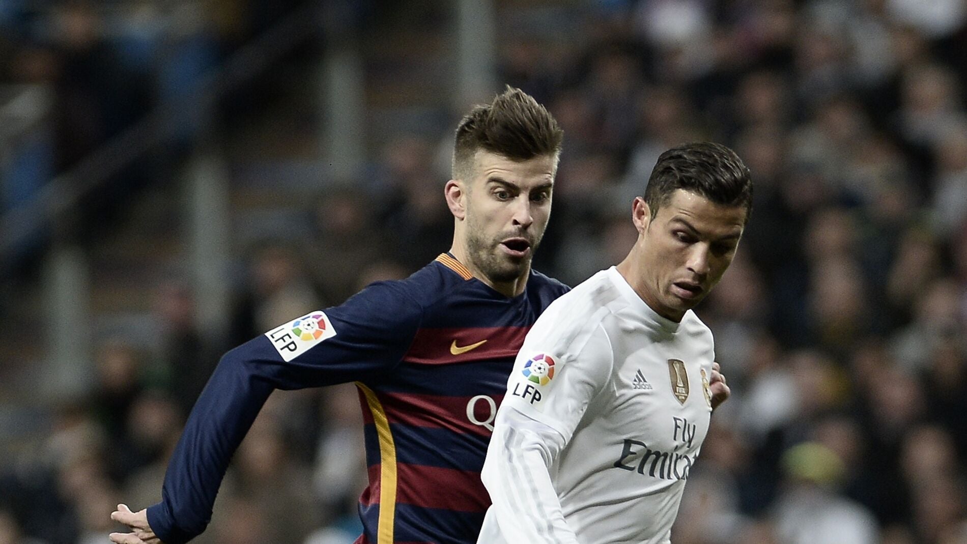 Piqu&eacute; y Cristiano disputan por el bal&oacute;n en el Bernab&eacute;u
