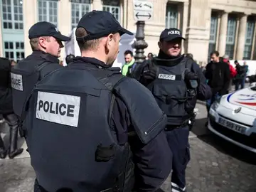 La policía francesa vigila las calles de Francia La policía francesa vigila las calles de Francia