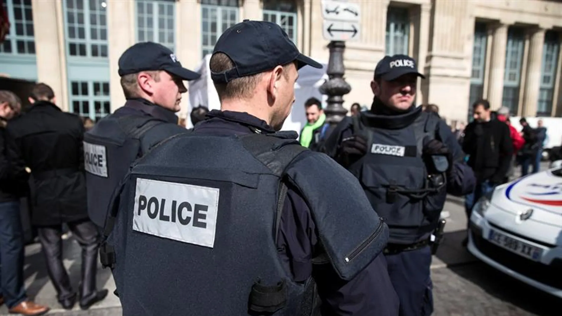 La policía francesa vigila las calles de Francia La policía francesa vigila las calles de Francia