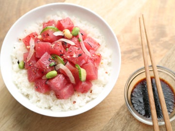 El poké, el bol de arroz con pescado crudo que está de moda.