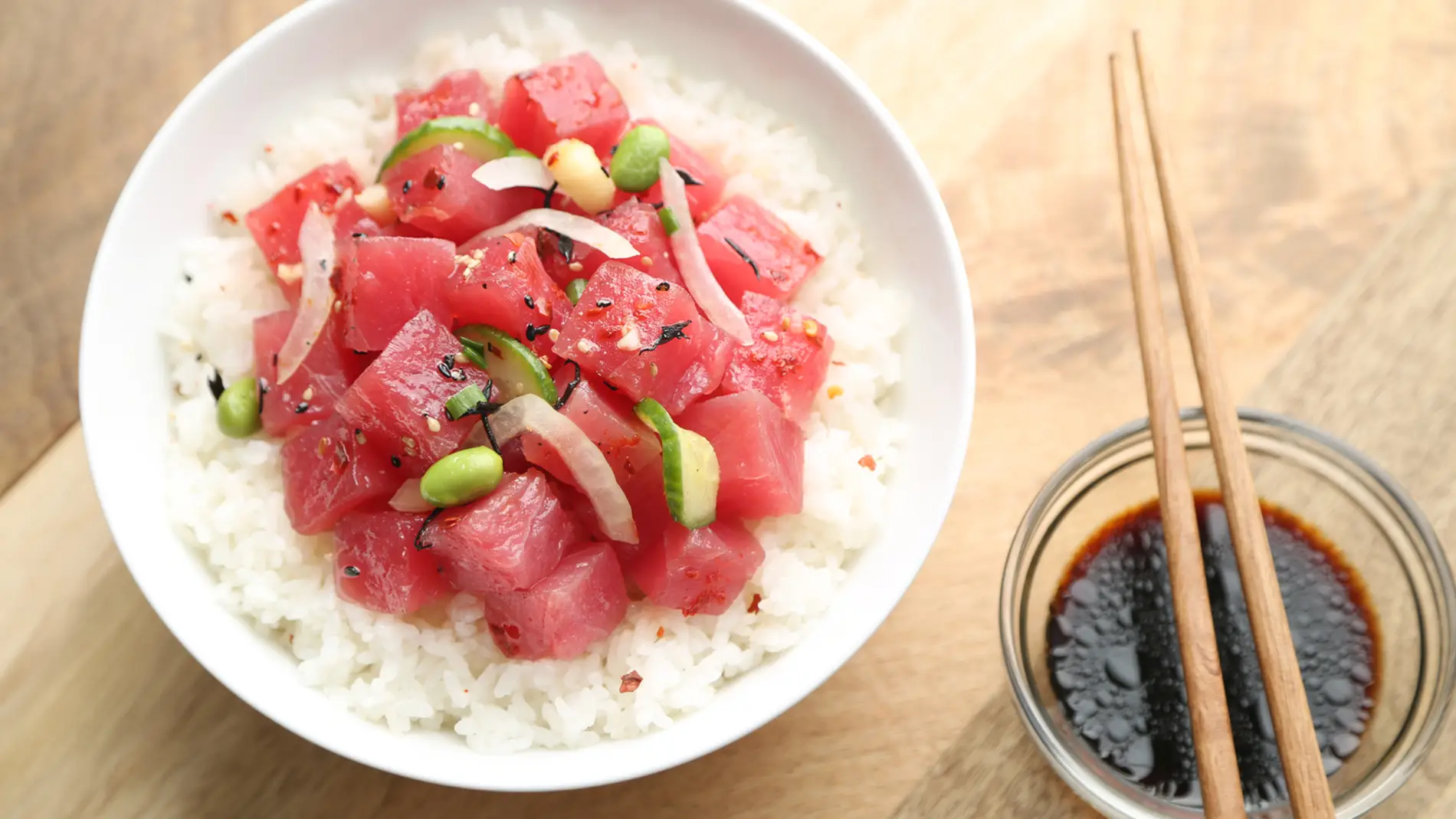 El poké, el bol de arroz con pescado crudo que está de moda.