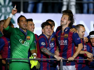 Los jugadores del Barcelona celebran la Champions conseguida ante la Juventus