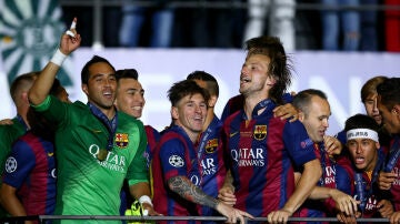 Los jugadores del Barcelona celebran la Champions conseguida ante la Juventus