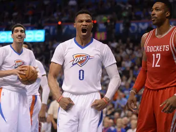Russell Westbrook celebra una canasta ante los Houston Rockets Russell Westbrook celebra una canasta ante los Houston Rockets