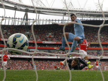 Agüero mete un gol contra el Arsenal