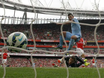 Agüero mete un gol contra el Arsenal Agüero mete un gol contra el Arsenal