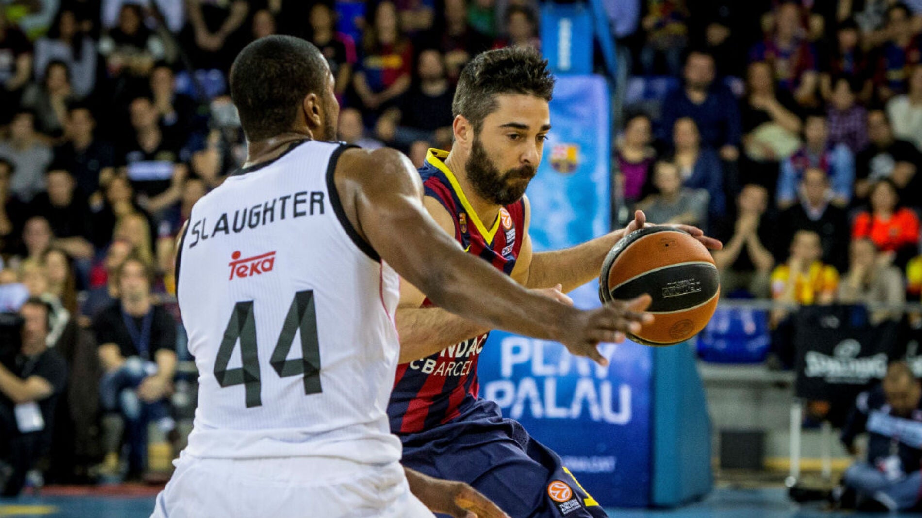 Marcus Slaughter definde una jugada ante Juan Carlos Navarro