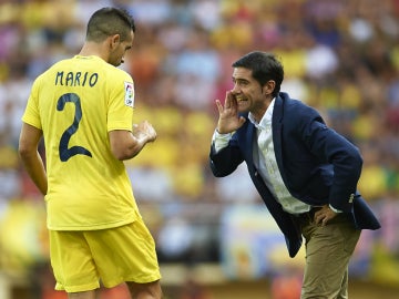 Marcelino dando órdenes a Mario