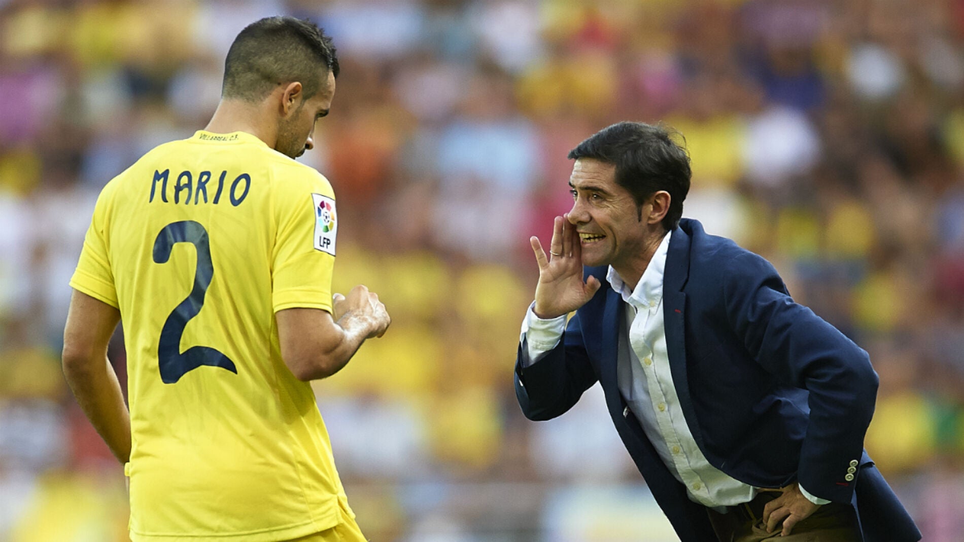 Marcelino dando &oacute;rdenes a Mario