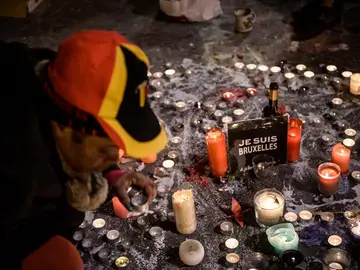 Un hombre, durante un homenaje tras los atentados en Bruselas Un hombre, durante un homenaje tras los atentados en Bruselas