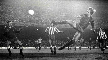 Cruyff marca de tacón ante el Atlético