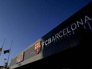 Instalaciones del Barcelona con banderas a meda asta por la muerte de Cruyff