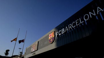 Instalaciones del Barcelona con banderas a meda asta por la muerte de Cruyff