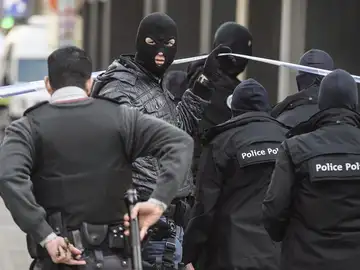 La policía belga patrullando las calles La policía belga patrullando las calles