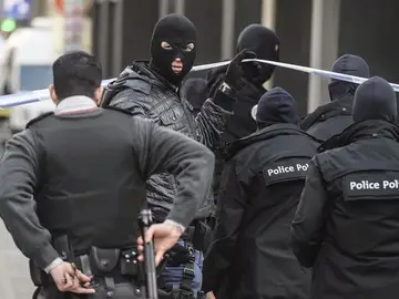 La policía belga patrullando las calles La policía belga patrullando las calles