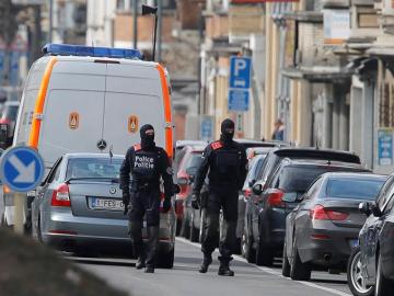 Policías patrullan en el distrito de Schaerbeek de Bruselas