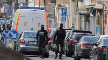 Policías patrullan en el distrito de Schaerbeek de Bruselas