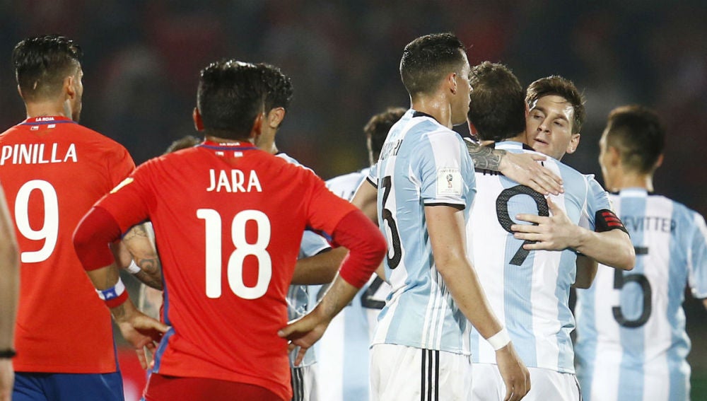 Messi y el resto de jugadores argentinos celebran la victoria ante Chile