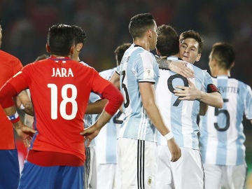 Messi y el resto de jugadores argentinos celebran la victoria ante Chile