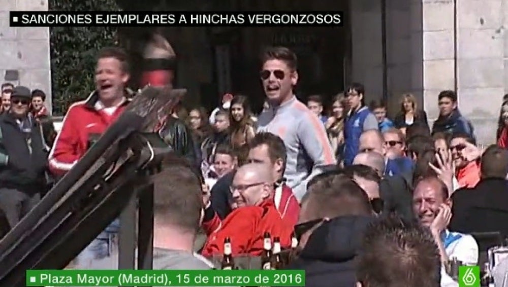 Aficionados del PSV en la Plaza Mayor de Madrid