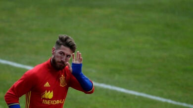 Ramos deja la concentración de la Selección y regresa a España por molestias lumbares