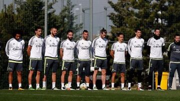 Los jugadores y el cuerpo técnico del Real Madrid guardan un minuto de silencio por Johan Cruyff