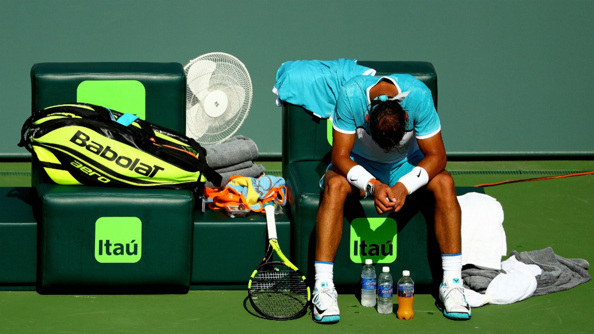 Nadal, mirando al suelo