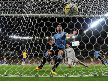 Luis Suárez anota un gol