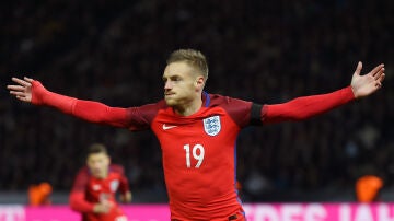 Vardy celebra un gol con Inglaterra