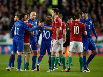 Los jugadores de Croacia y Hungría se saludan Los jugadores de Croacia y Hungría se saludan