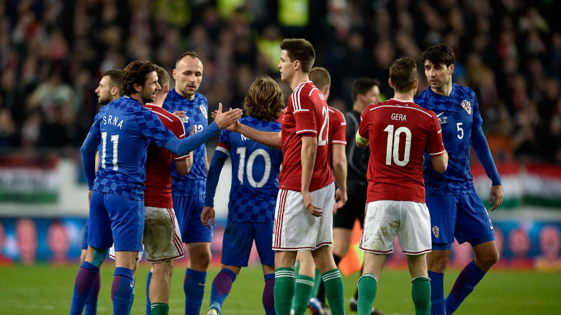 Los jugadores de Croacia y Hungr&iacute;a se saludan