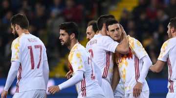 Aduriz celebra un gol con España
