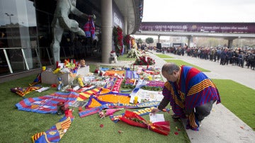 Los seguidores del Barcelona dicen su último adiós a Cruyff. 